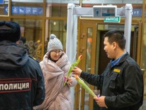 На станции Нижний Бестях железнодорожники поздравили женщин- пассажирок с Международным женским днём