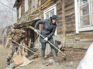 Сардана Авксентьева приняла участие в субботнике по уборке 17 квартала