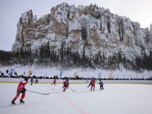 Зрелищной ничьей завершился матч звёзд мирового хоккея с якутской командой у Ленских столбов