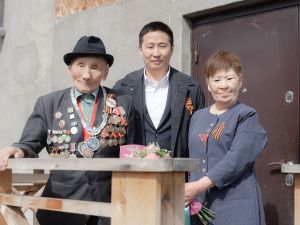 «Поем двором»: в Мархе поздравили ветерана Великой Отечественной войны Наума Слепцова