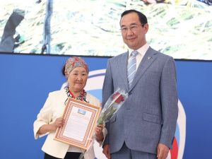 Айсен Николаев наградил волонтёров специальной военной операции