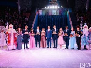 Премии лучшим школьникам Якутии 2023 года вручил Айсен Николаев