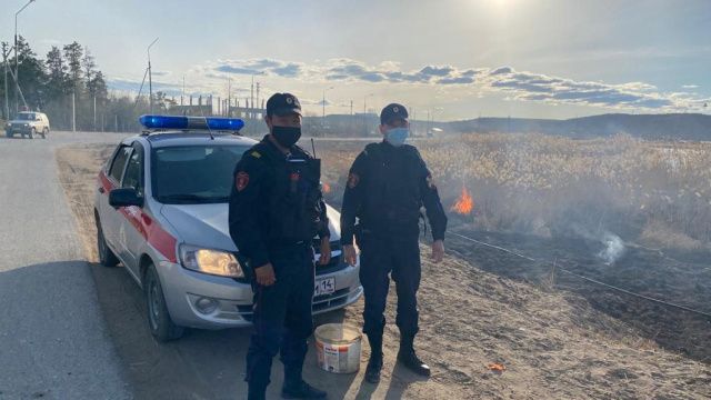 В Якутске росгвардейцы предотвратили возгорание сухой травы