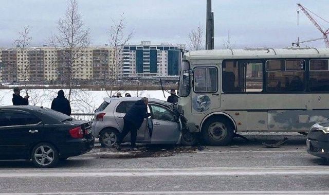 В Якутске не поделили дорогу иномарка и пассажирский автобус
