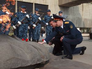 В День государственного флага Российской Федерации сотрудники уголовно-исполнительной системы торжественно приняли присягу и получили удостоверения