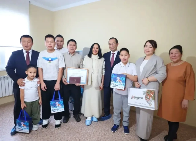 Айсен Николаев навестил 50-тысячного участника программы переселения из аварийного жилья в Якутии