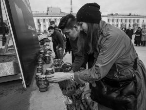 Якутяне возлагают цветы в память о погибших при стрельбе в казанской гимназии № 175