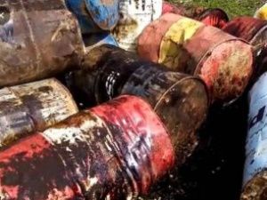 Более 30 бочек с нефтепродуктами выбросили на берег реки в Мирнинском районе