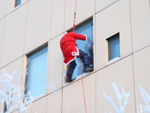 В Якутске спасатель спустился с крыши и поздравил юных пациентов НЦМ в образе Деда Мороза