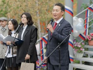 Евгений Григорьев поздравил школьников с Днем знаний