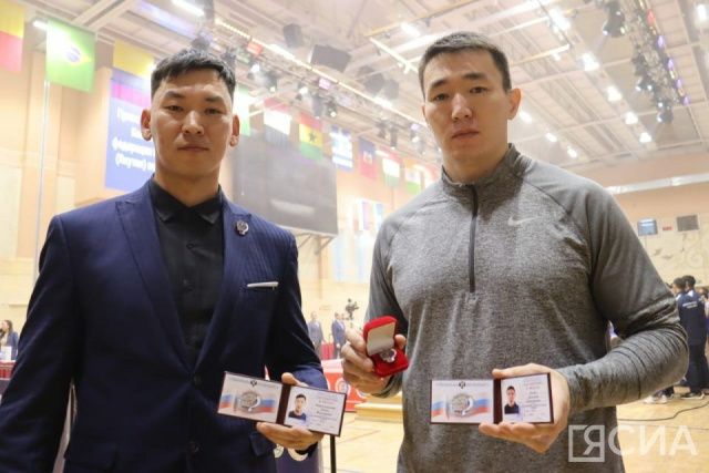 Якутским мас-рестлерам впервые вручили знаки заслуженных мастеров спорта России