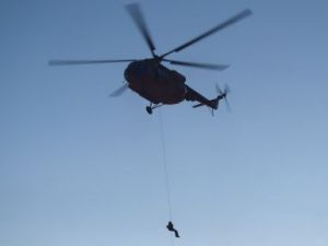 В Якутии спасли двух мужчин, лодка которых застряла во льду