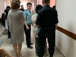 После оглашения приговора родственники и друзья Местникова били журналистов по рукам и вырывали телефоны