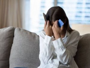 20-летняя девушка, желая заработать на инвестициях, попалась мошенникам и потеряла более 100 тысяч рублей