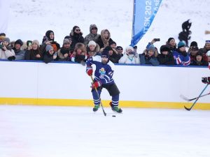 Зрелищной ничьей завершился матч звёзд мирового хоккея с якутской командой у Ленских столбов