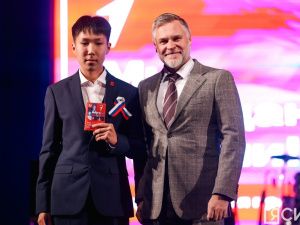 В Якутске школьникам торжественно вручили паспорта в День народного единства