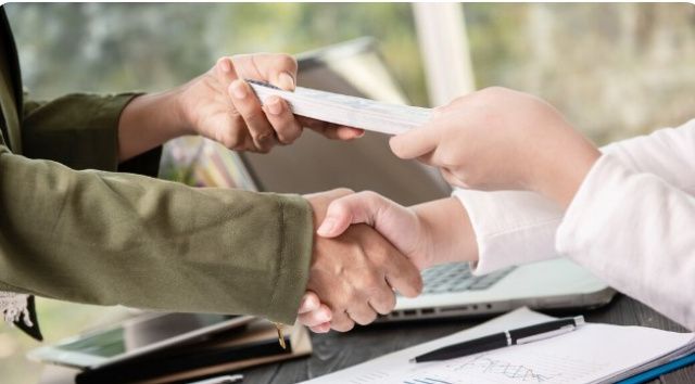 Житель Якутска хотел дать взятку полицейским, но посредник присвоил 150 тысяч рублей