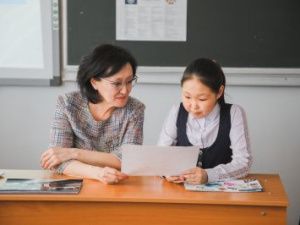 Сардана Авксентьева и Владимир Федоров провели открытые уроки в школах Якутска