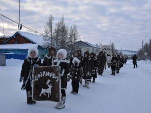 Фото: шествие в национальных костюмах в Оленекском районе в День оленевода