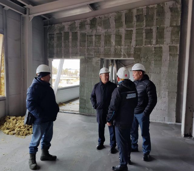 Дмитрий Садовников проверил ход строительства объектов в микрорайоне "Звездный"