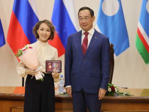 Айсен Николаев вручил государственные награды матерям Якутии