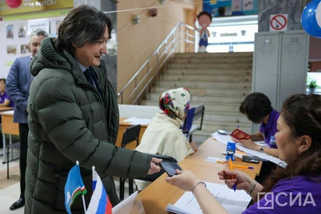 Первый вице-премьер Якутии Джулустан Борисов проголосовал на выборах президента России