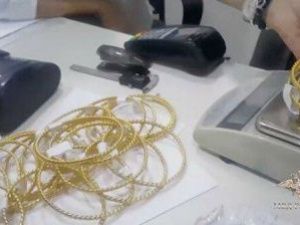 В Якутии задержали женщину, пытавшуюся вывезти 24 золотых браслета