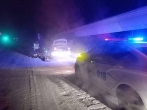 Сотрудники ГИБДД в Якутии помогли застрявшему на ночной дороге водителю починить автомобиль