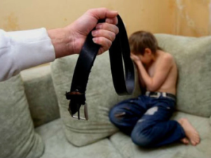 Полиция ищет мать, оравшую матом на сына из-за урока