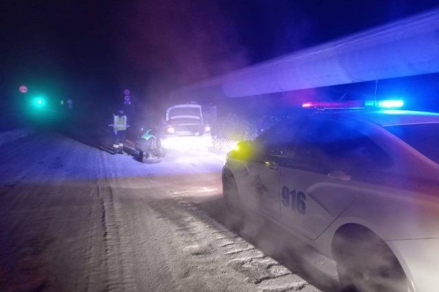 Сотрудники ГИБДД в Якутии помогли застрявшему на ночной дороге водителю починить автомобиль