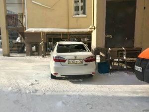 На автомобиль мэра Якутска рухнул пласт снега