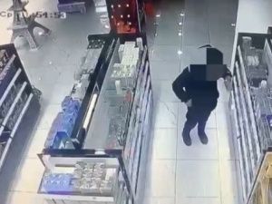 Мужчина украл из магазина два флакона парфюмерной воды
