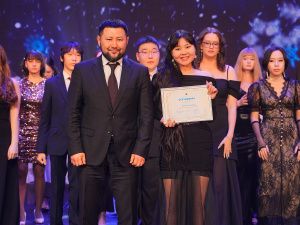 Евгений Григорьев вручил стипендии 100 лучшим школьникам на Елке главы Якутска