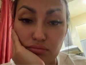 Голой девушкой в подъезде оказалась певица Паша Бояркина