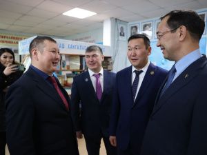 Айсен Николаев поблагодарил коллектив библиотеки-музея ямщицкой культуры в Хангаласском районе