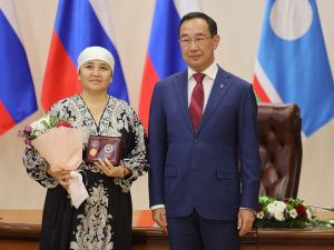 Айсен Николаев вручил государственные награды матерям Якутии