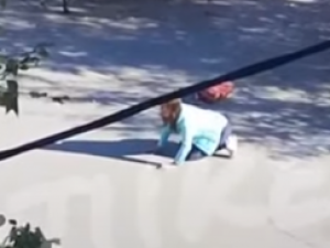 В Якутске странное поведение женщины привлекло внимание прохожих