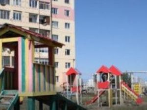 В Якутске продолжается обустройство детских игровых площадок