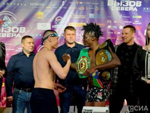 Взвешивание и дуэль взглядов: боксеры турнира «Вызов Севера» продемонстрировали готовность к бою