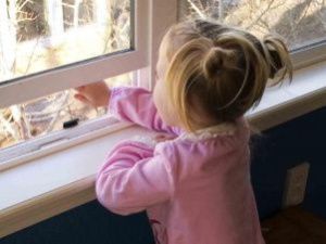 В Батагае пятилетняя девочка выпала с балкона