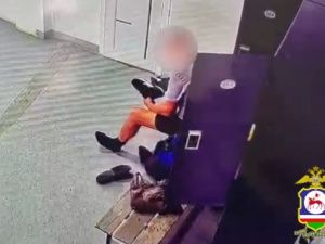 В Якутске 66-летний мужчина украл кроссовки из раздевалки спортивного комплекса