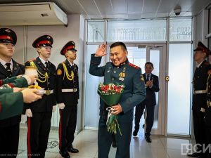 В аэропорту Якутска торжественно встретили Героя России Родимира Максимова