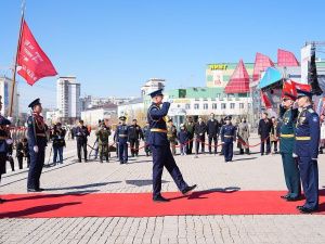 В Якутске торжественно подняли Знамя Победы