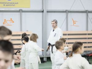 Трехкратный чемпион мира по каратэ-киокусинкай дал мастер-класс школьникам города Якутска