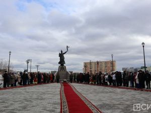 В Якутске возложили цветы к памятнику Матери
