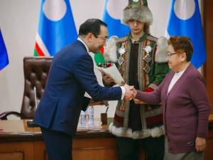 Айсен Николаев вручил государственные награды работникам науки Якутии