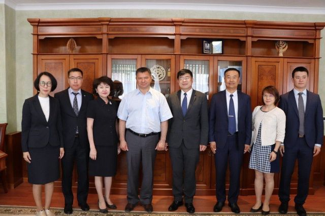 Премьер Якутии и генконсул Китая обсудили возможности для укрепления сотрудничества между якутскими и китайскими компаниями