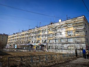 Первый вице-премьер Якутии Дмитрий Садовников проверил ход ремонта домов Якутска