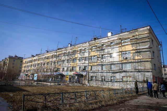 Первый вице-премьер Якутии Дмитрий Садовников проверил ход ремонта домов Якутска