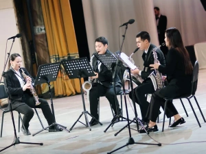 Кирилл Бычков поздравил с юбилеем Высшую школу музыки Якутии